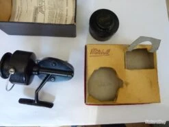 Moulinet Mitchell 300 Pick-up Premier Modèle En TBE Avec Une Deuxième Bobine Et Boite D'origine 10 Moulinet Mitchell 300 Pick-up Premier Modèle En TBE Avec Une Deuxième Bobine Et Boite D'origine -Mitchell Pêche Store 00003 Moulinet Mitchell 300 pick up premier modele en TBE avec une deuxieme bobine et boite d origine